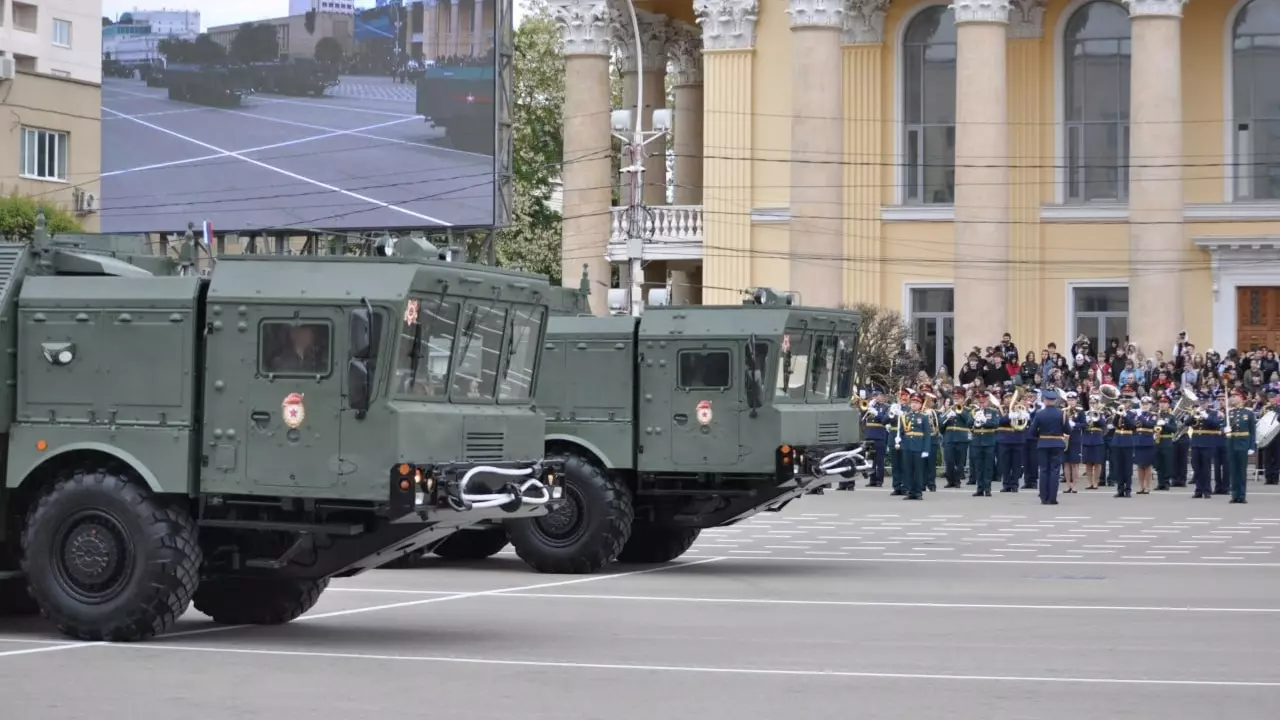 Около 1,5 тыс человек стали участниками парада Победы в Ставрополе