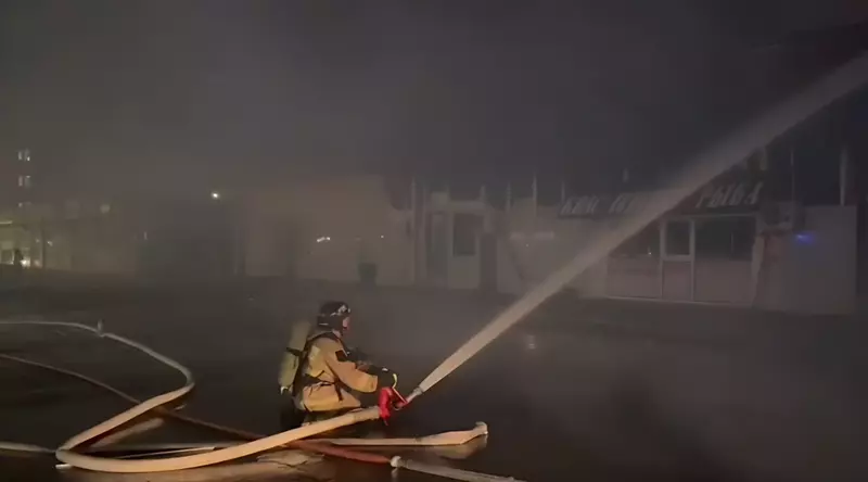 Появились кадры мощного пожара на рынке в Невинномысске