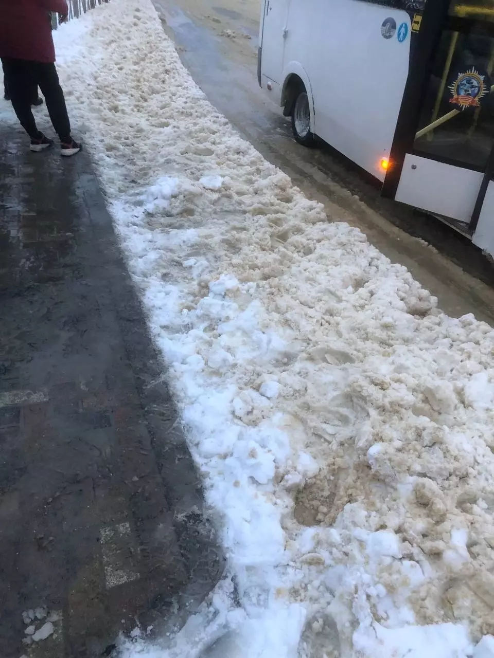  А на остановке МЖК, по словам ставропольцев, глыбы снега превратились в кашу и не позволяют водителям подъехать к площадке, поэтому пассажиров высаживают прямо на дороге. Авось, повезет.