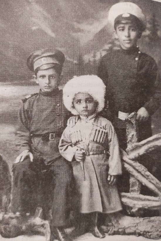 Юный Каро Овнатанян (справа) с младшими братьями, которых после смерти
отца взял под свою опеку