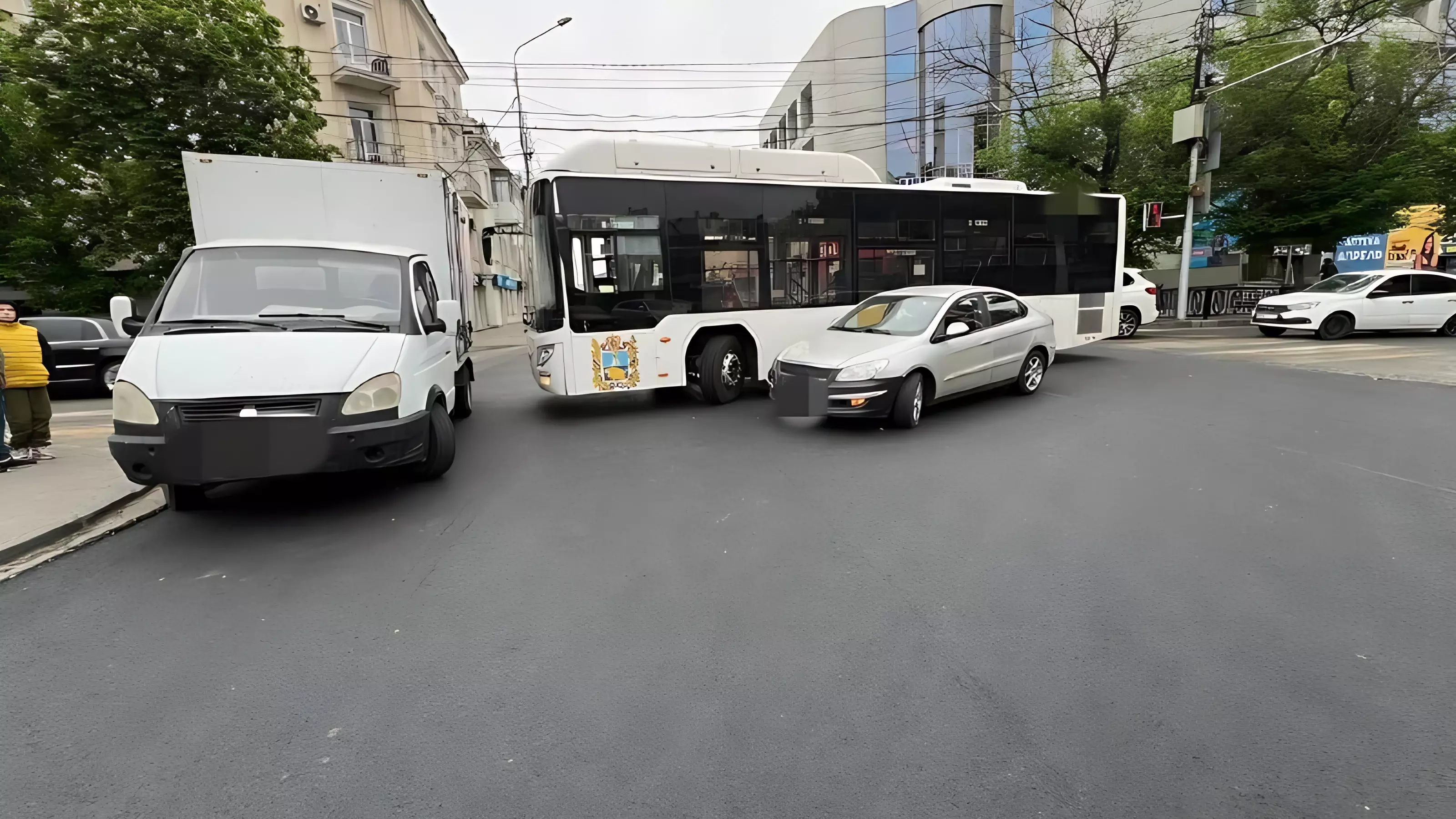 Пробки появились в Ставрополе из-за ДТП с маршрутным автобусом