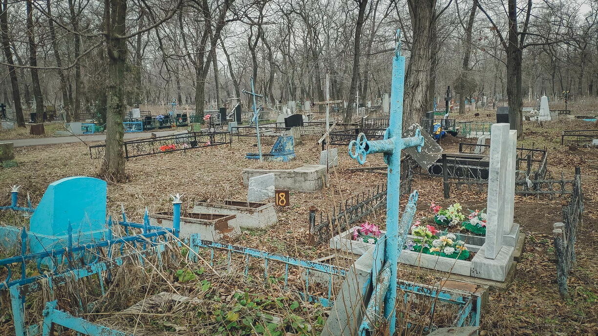 Въезд на кладбища Ставрополя ограничили из-за того что их завалили мусором
