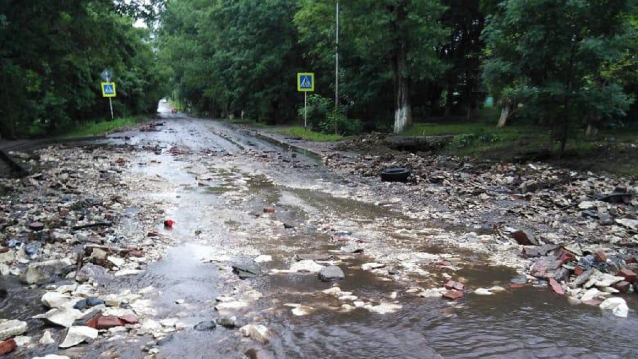 Дорогу в поселке на Ставрополье во время наводнения завалило камнями