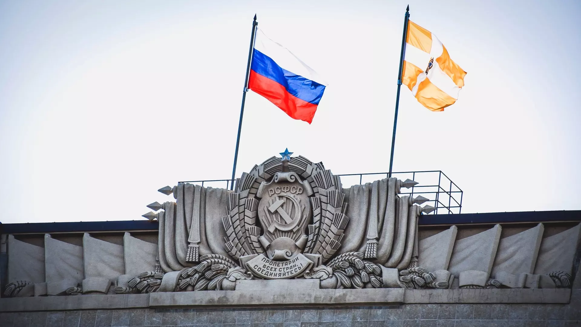 Детские сады, колледжи и вузы на Ставрополье могут обязать вывешивать флаг РФ
