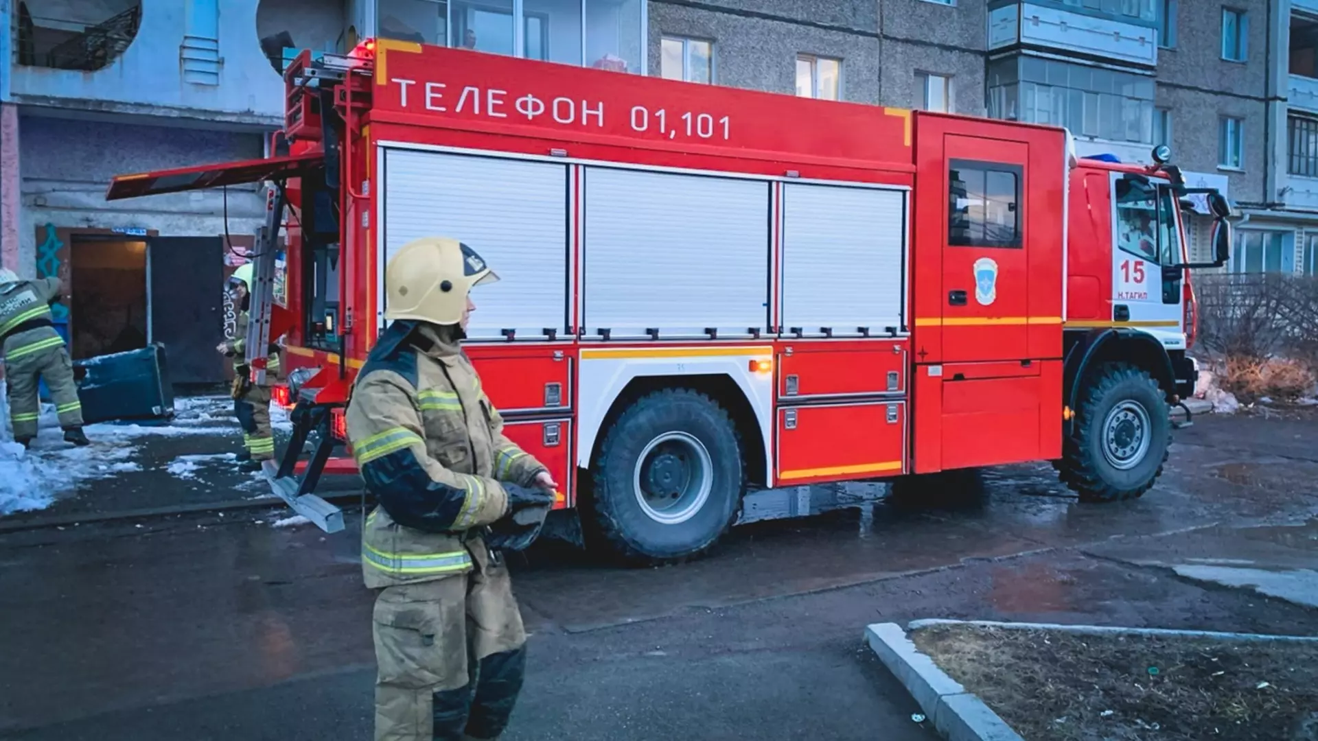 Крупный пожар на складе начался в Кисловодске 17 февраля