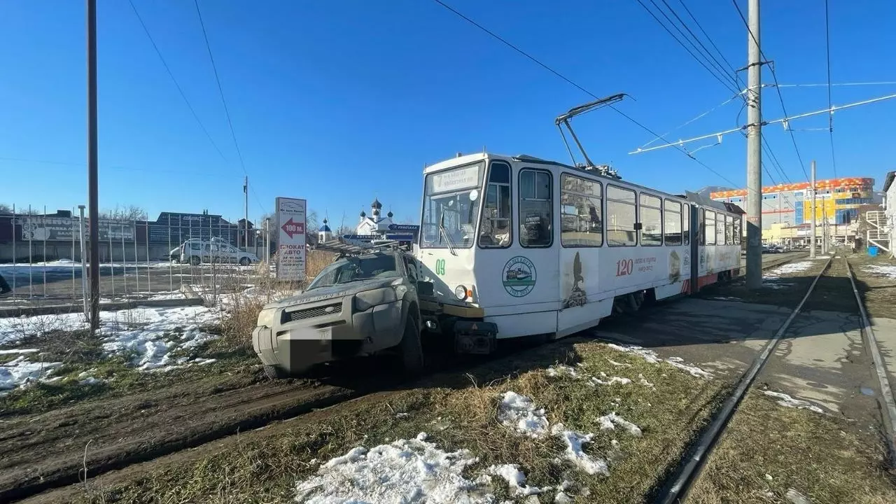 Трамвай протаранил внедорожник в Пятигорске