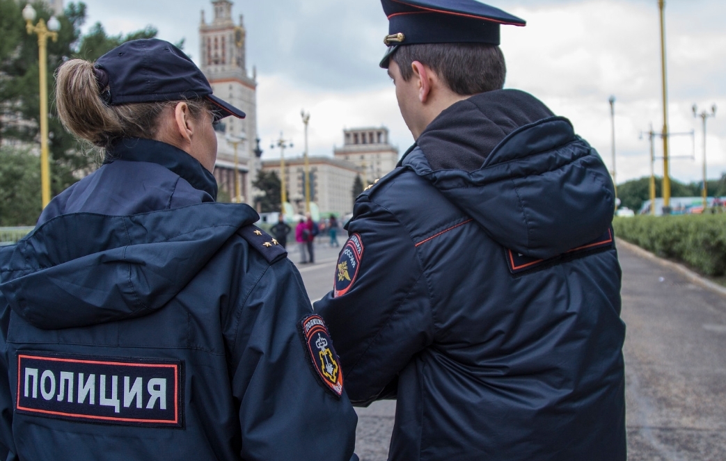 В Москве безбилетница в хиджабе напала с иглой на полицейского