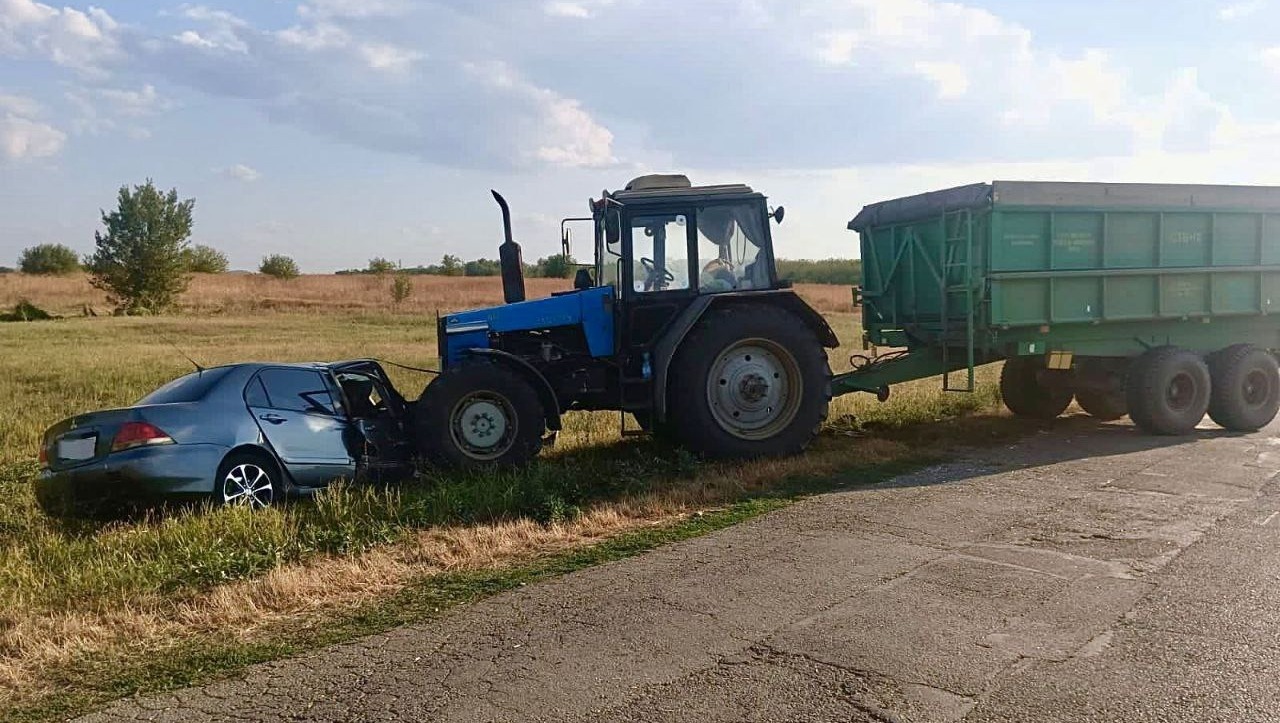 Неудачный обгон стал причиной ДТП с трактором Беларусь