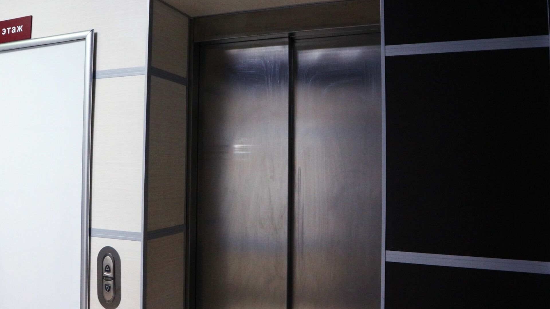 Сломанный лифт вынудил ставропольцев подниматься на 16-й этаж пешком