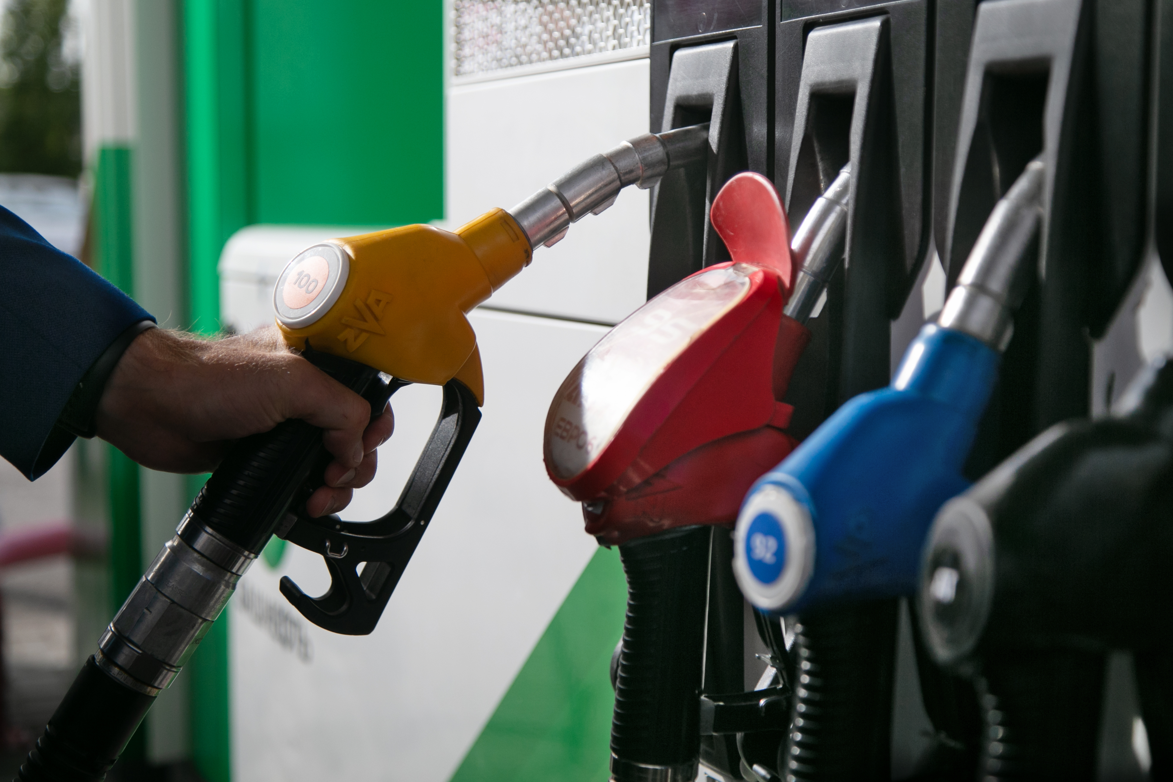 Нефть дешевеет, а бензин — нет. Что происходит с ценами на топливо на Ставрополье?