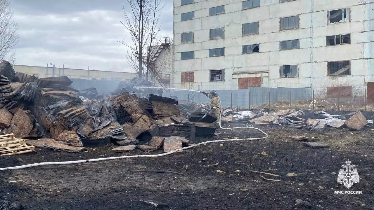 Пожарным удалось побороть огонь крупного пожара на северо-западе Ставрополя