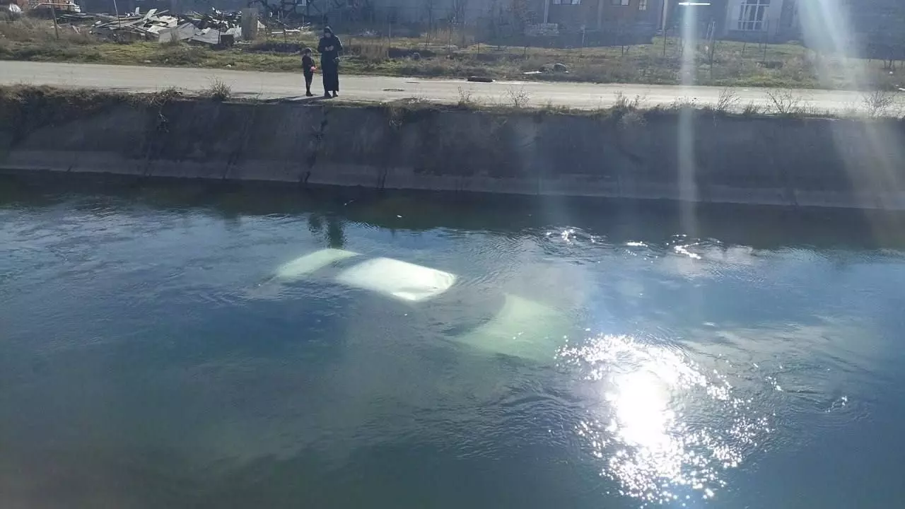 Уголовное дело возбудят после падения машины с детьми в канал в Дагестане