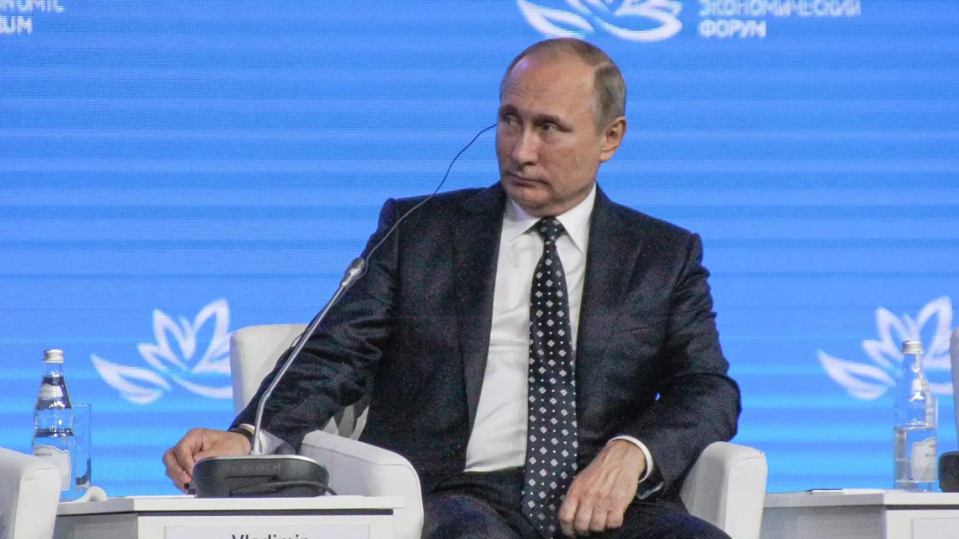 Видеозапись: Путин встал на колено перед больными детьми