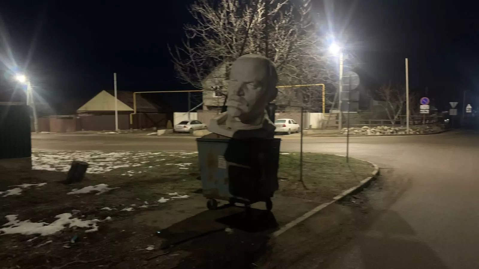 Бюст Ленина выбросили в мусорный бак на Ставрополье