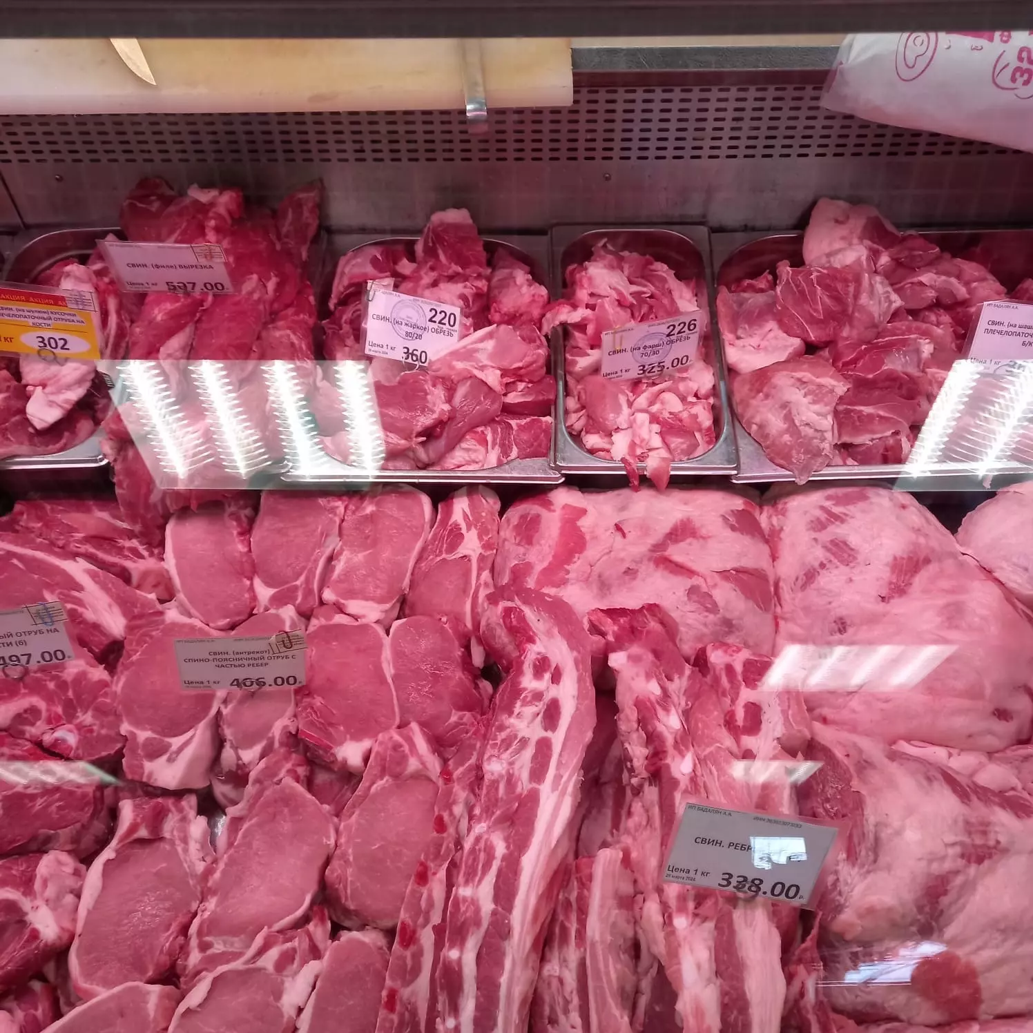 А вот мясоедам не повезло: в продуктовом минимуме заложено всего 5 кг в месяц. Словом, стейков не будет.
