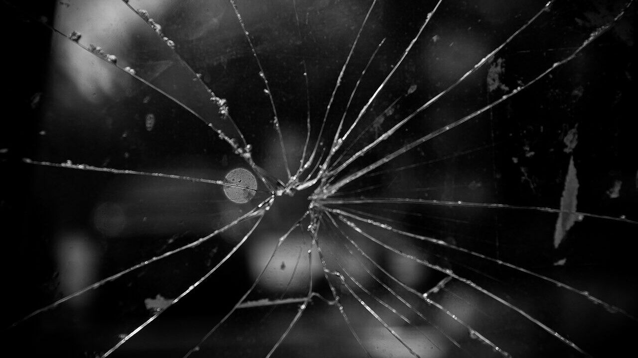 Пьяный вандал разбил стекла поликлиники в Невинномысске