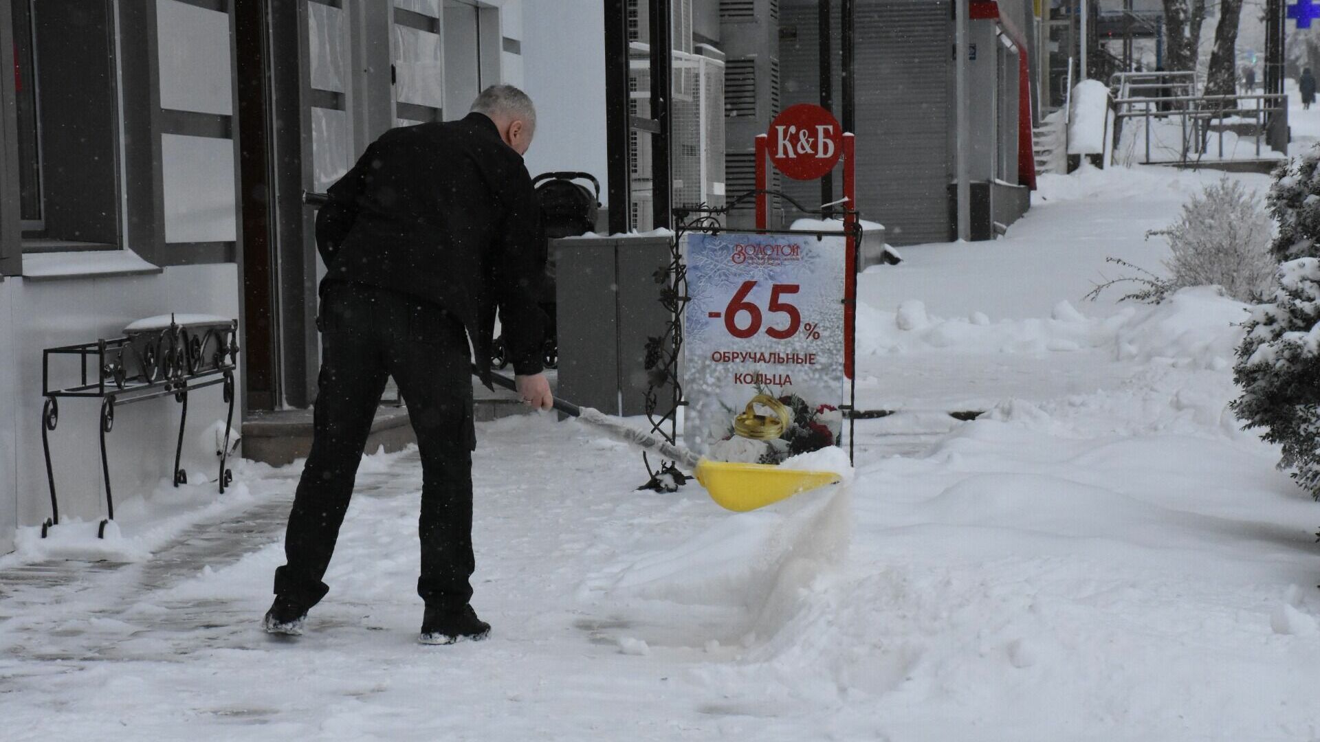 В администрации Ставрополя объяснили, почему улицы города остаются заваленными снегом