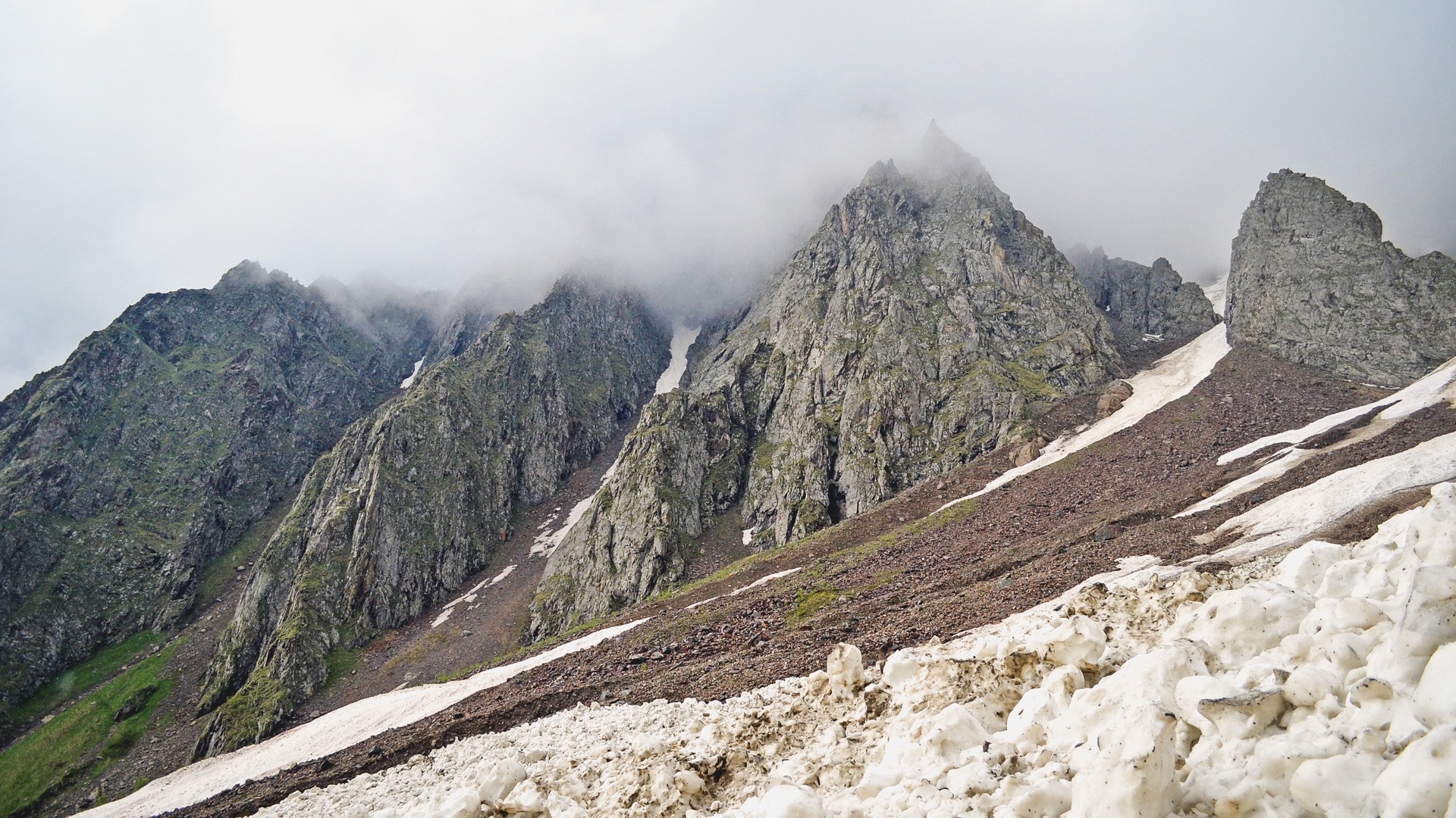 Иностранца с травмой ноги нашли на высоте 3500 метров в горах Северной Осетии