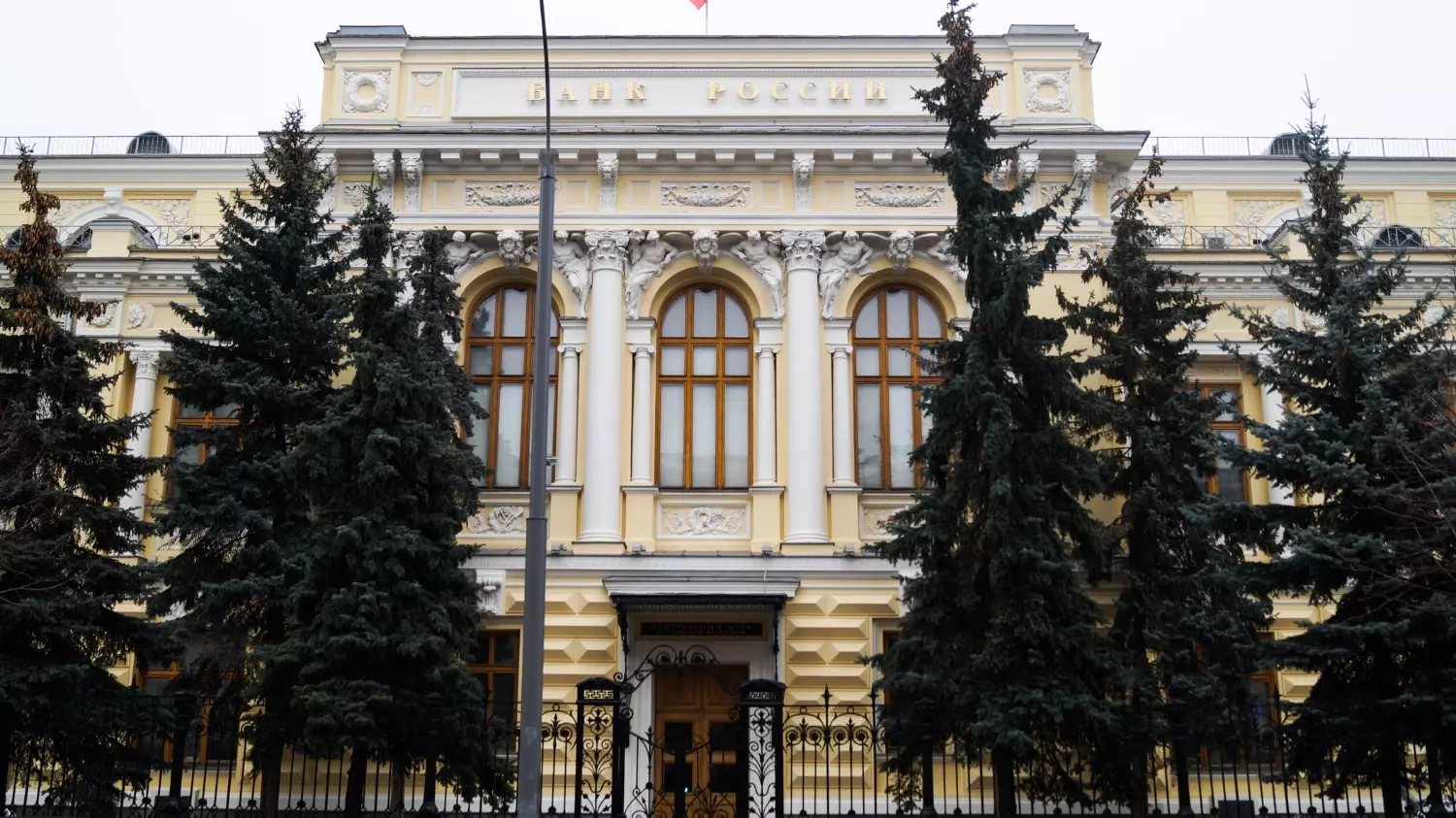 кандидат экономических наук Дмитрий Морковкин рассказал, что банки начали отказывать россиянам в выдаче ипотеки по одобренным ранее условиям после повышения ключевой ставки ЦБ