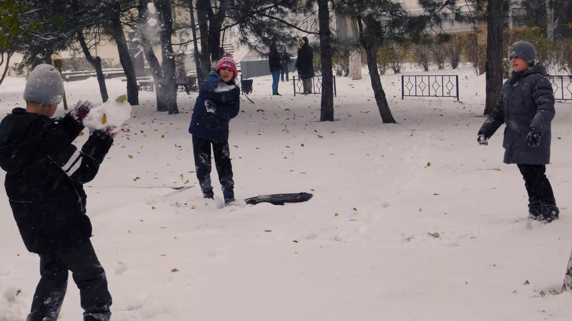 Дети закидали снегом Вечный огонь на Ставрополье