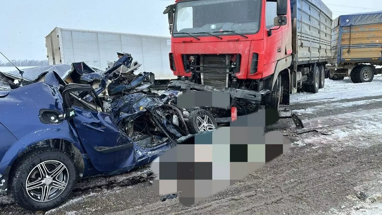 Пассажир иномарки погиб в аварии с «КамАЗом» на Ставрополье