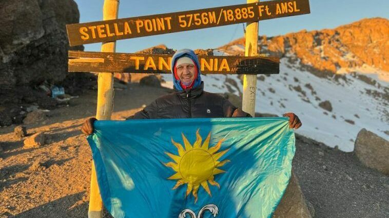 Ставропольский педагог разместил флаг Кисловодска на вершине Килиманджаро