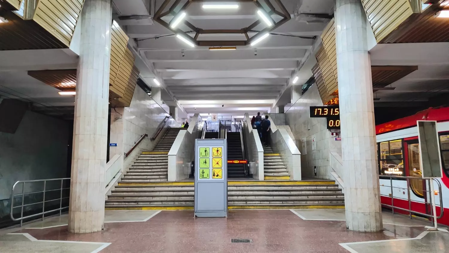 Подземная станция скоростного трамвая "Профсоюзная" в Волгограде