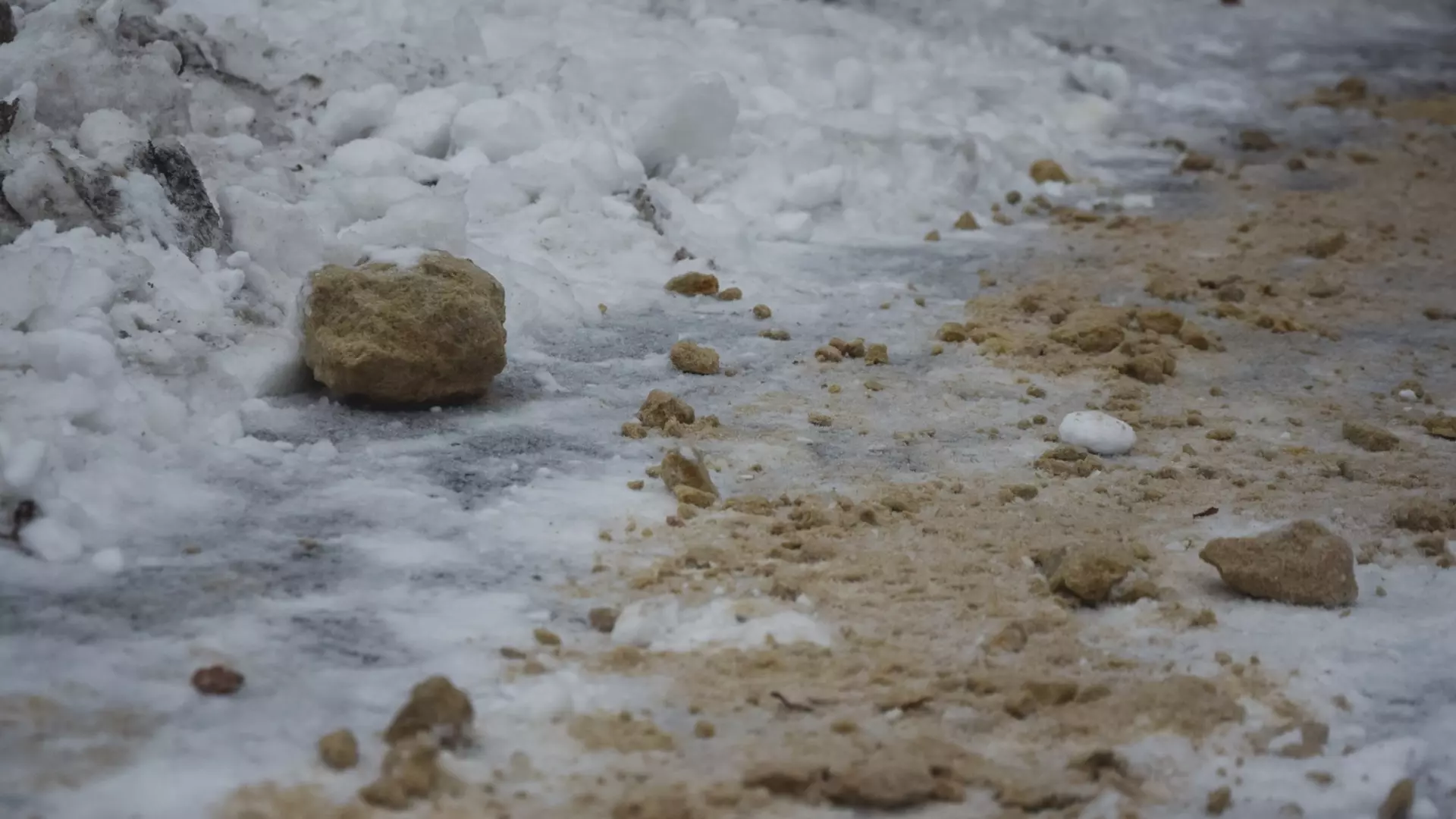 На Ставрополье в снегопад продолжат посыпать песком улицы, несмотря на жалобы людей