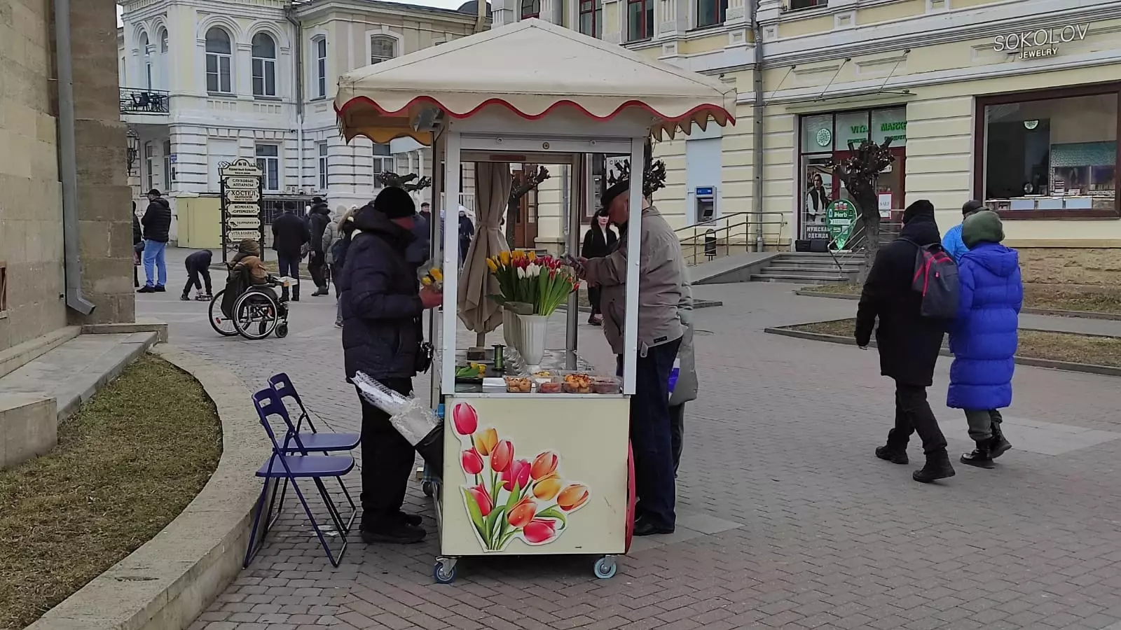 Уличные прилавки с цветами к 8 Марта появились на Ставрополье