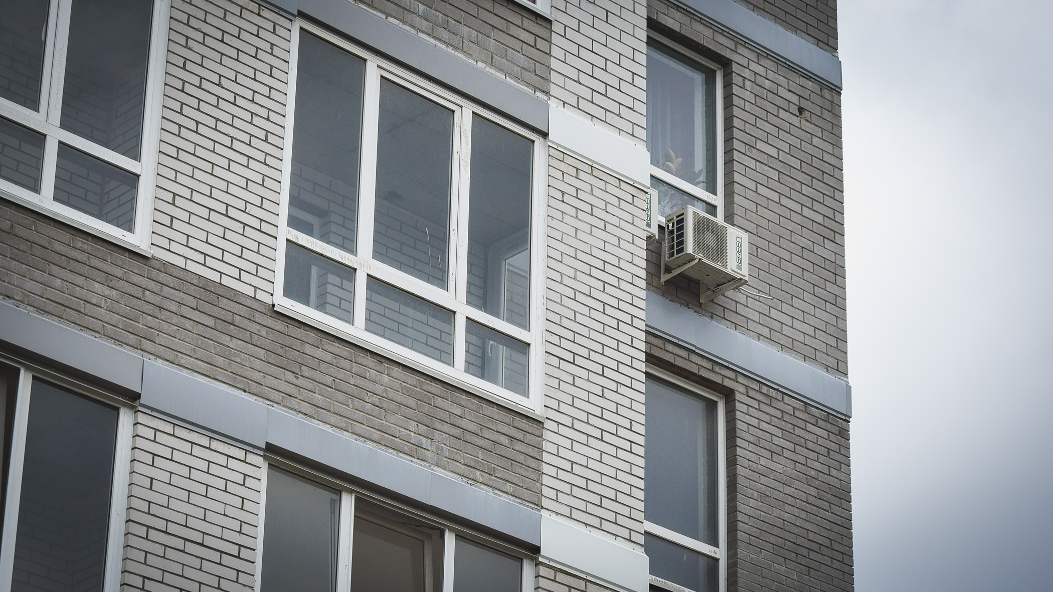В Ставрополе человек выпал из окна многоэтажки