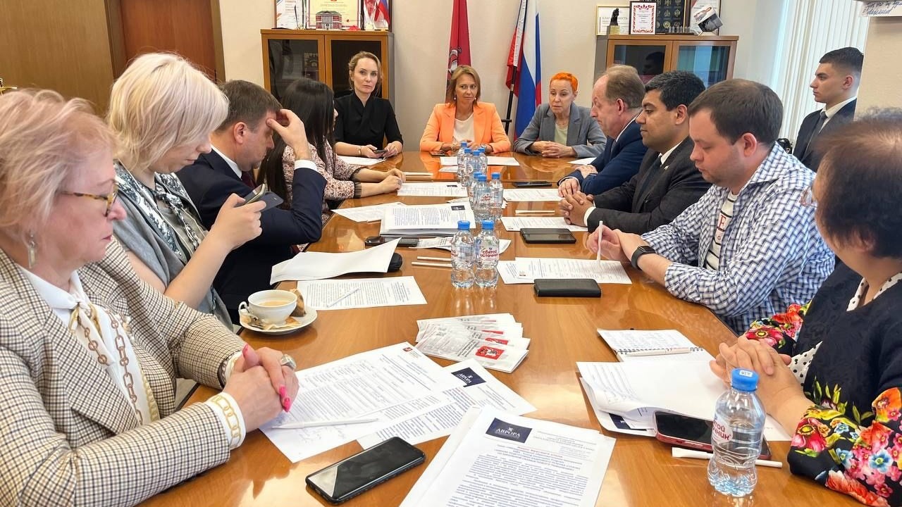 Минеева провела круглый стол по внедрению международных школьных программ