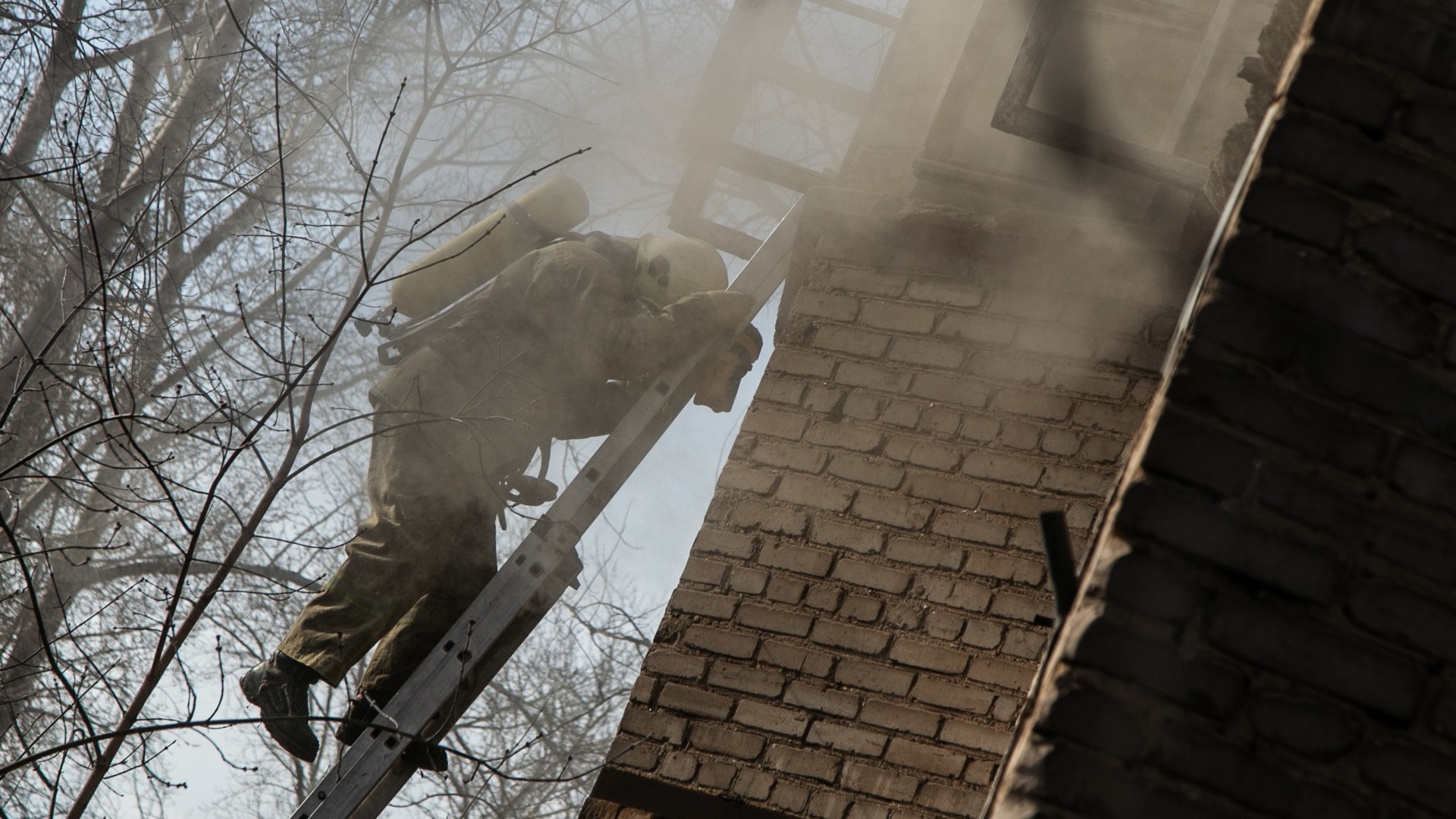 Умер мужчина, который сорвался с балкона горящей многоэтажки в Ставрополе