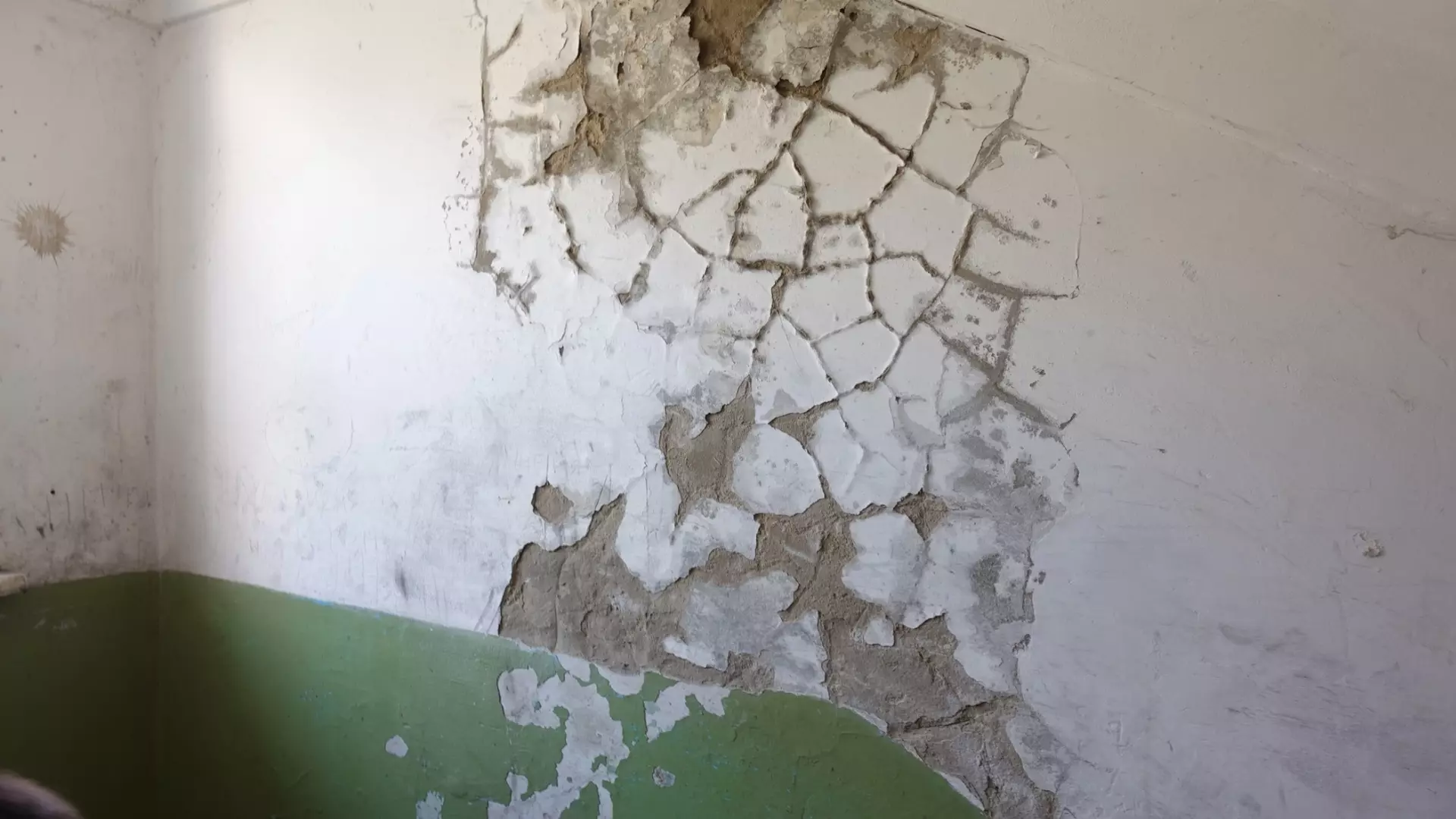 «Таких домов хватает»: жители Ставрополья заявили об осыпающемся здании