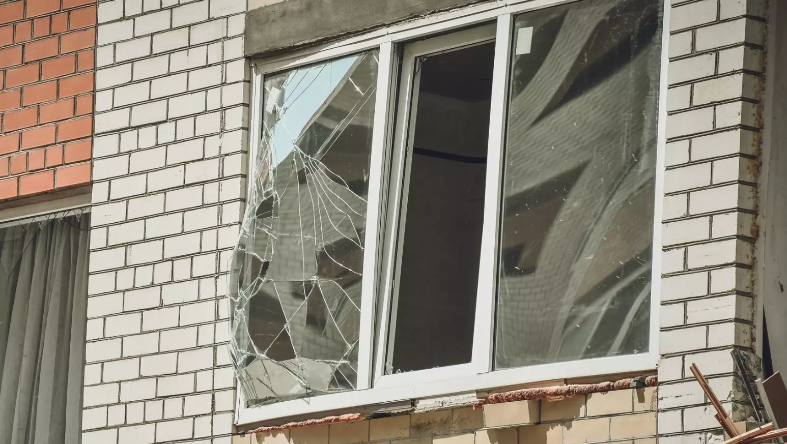 Раздетый мужчина повис за окном многоэтажки на улице Тухачевского в Ставрополе
