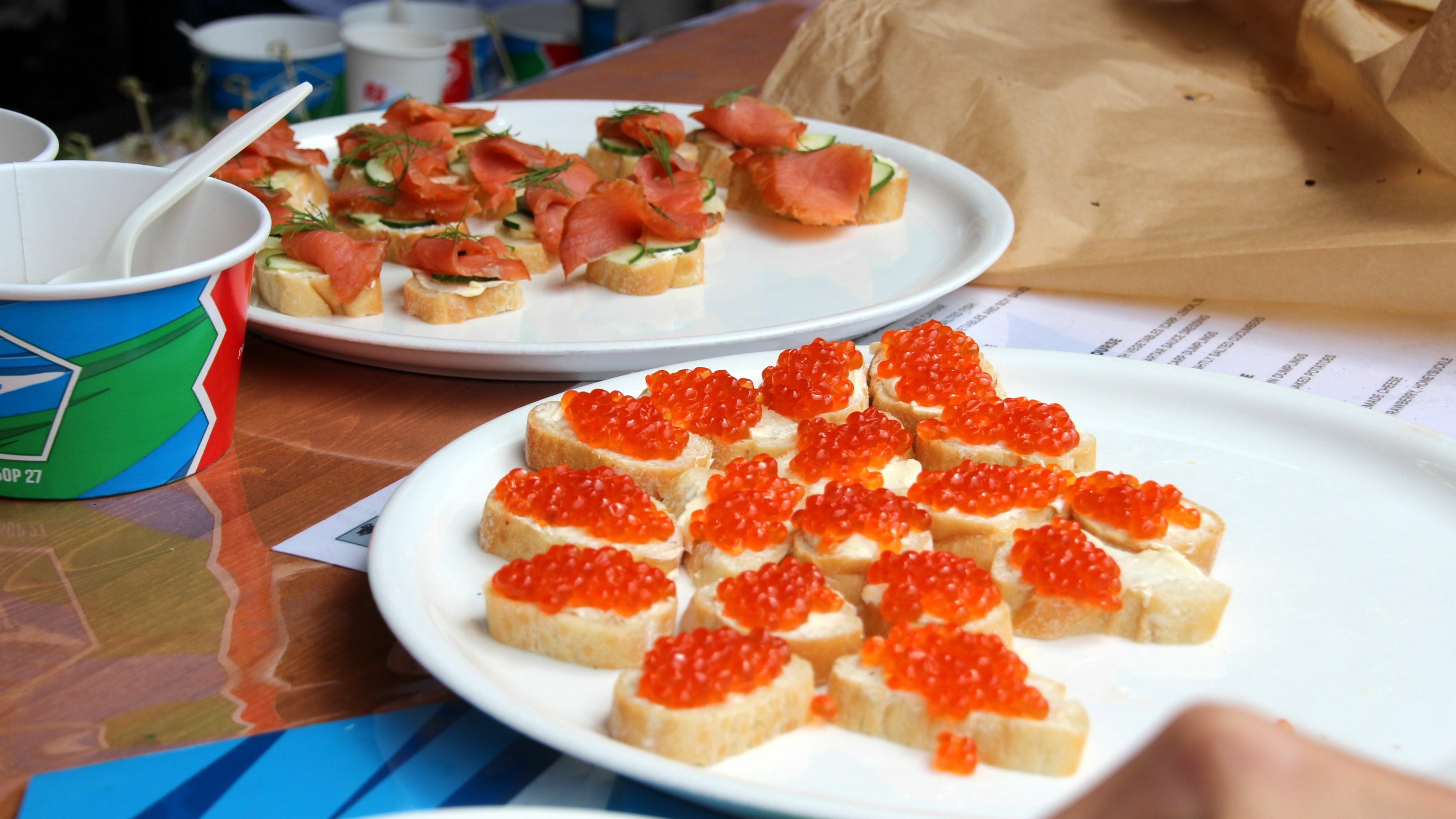 Жюри фестиваля в Ставрополе накормят салатом с красной икрой и канапе с угрем