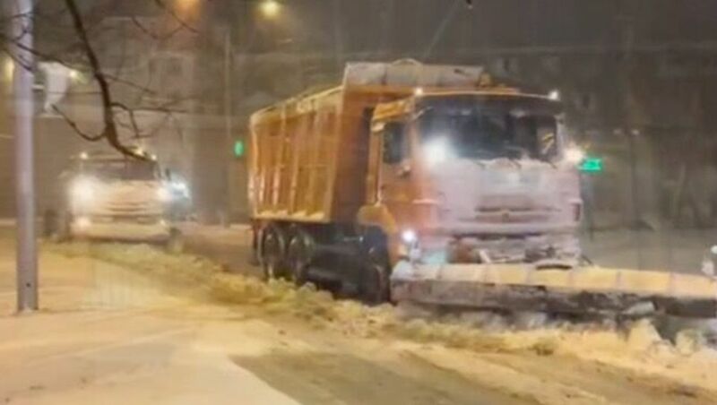 На улицы Ставрополя вновь вывели снегоуборочную технику из-за непогоды