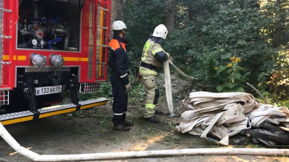 В Карачаево-Черкесии пять суток тушат пожар возле курорта Домбай