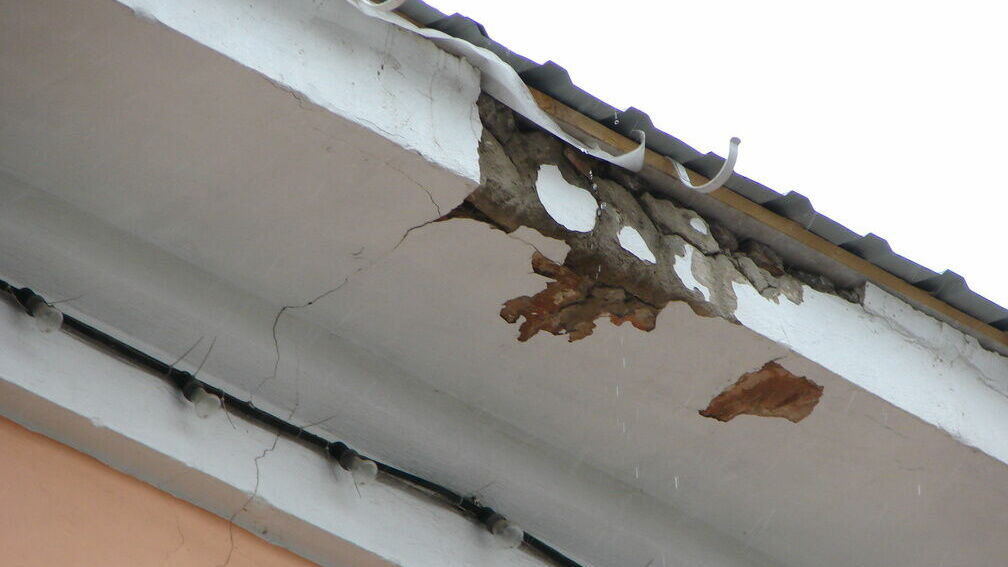 Трещина пошла по стене многоквартирного дома после ремонта в Ставрополе