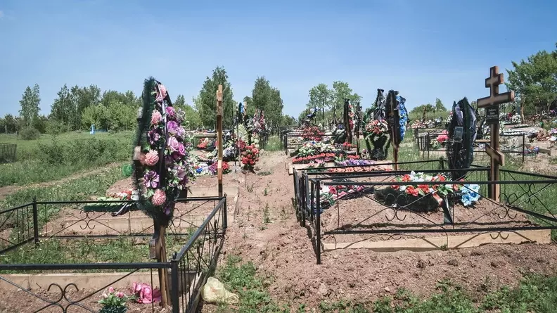 Дети разрушили два десятка надгробий на кладбище в Ставропольском крае