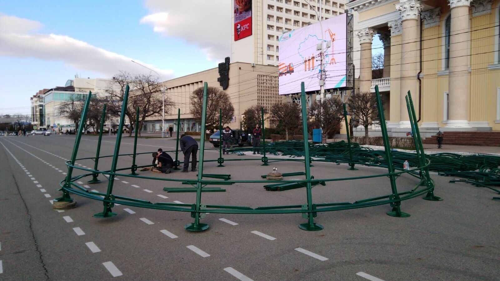 В Ставрополе на площади начали установку новогодней елки