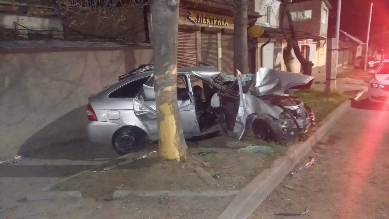 Водитель авто врезался в дерево на Ставрополье и получил тяжелые травмы