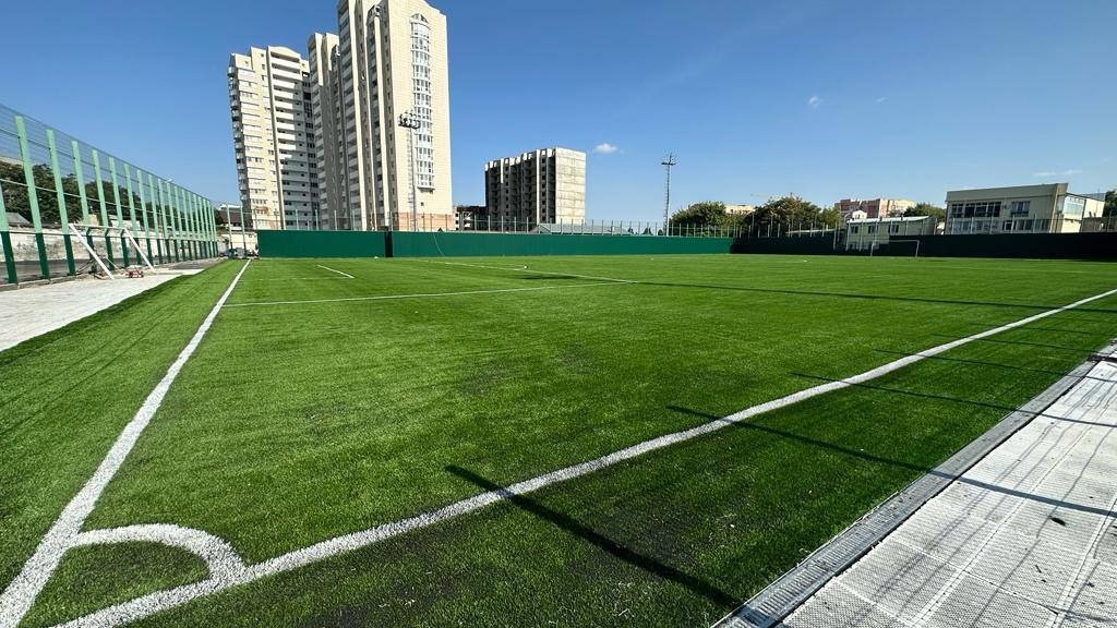 В Пятигорске завершают строительство нового футбольного поля
