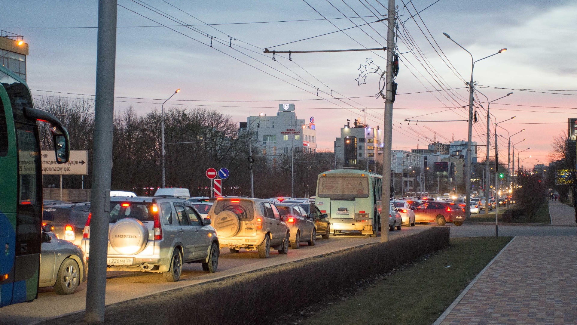 Пробки в 9 баллов образовались в Ставрополе перед Днем знаний