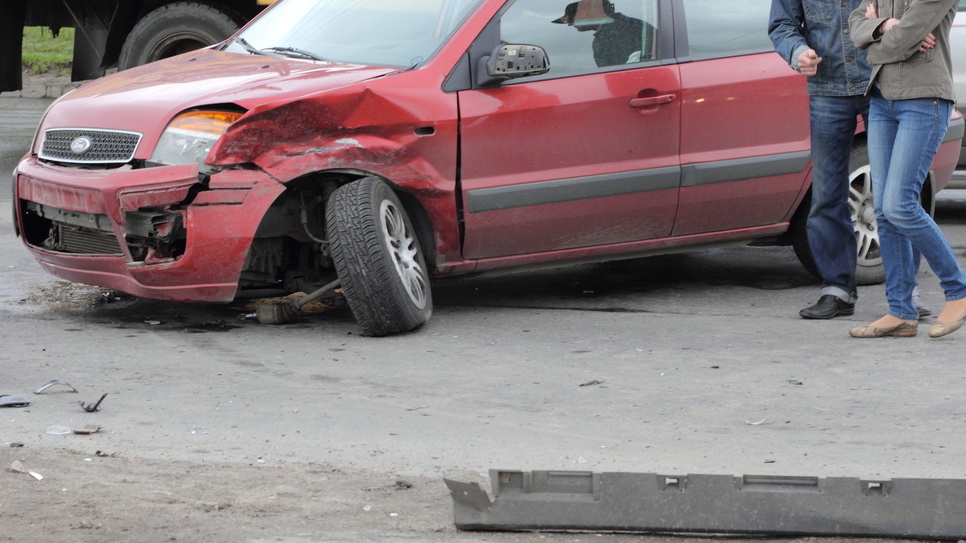 В Ставрополе студентка за рулем автомобиля столкнулась с легковушкой и экскаватором