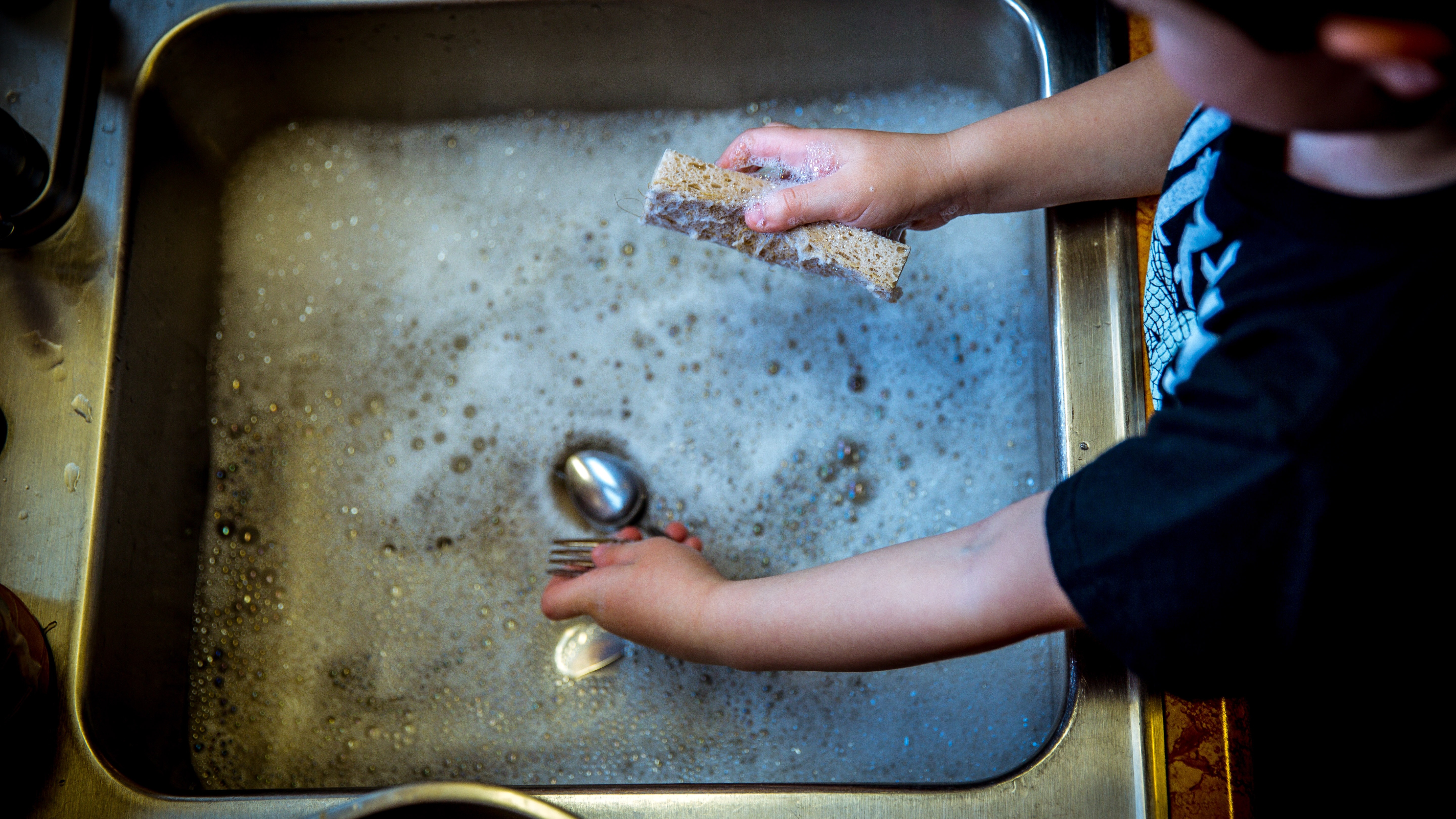 Мыть посуду сразу. Мытье посуды. Грязная посуда в раковине. Мойка из нержавейки. Мытье без горячей воды.