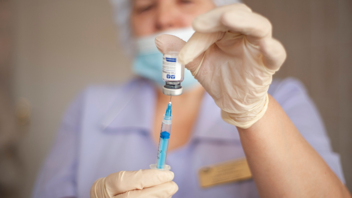 Вирусолог рассказал о перспективах вакцинации детей от COVID-19 в России