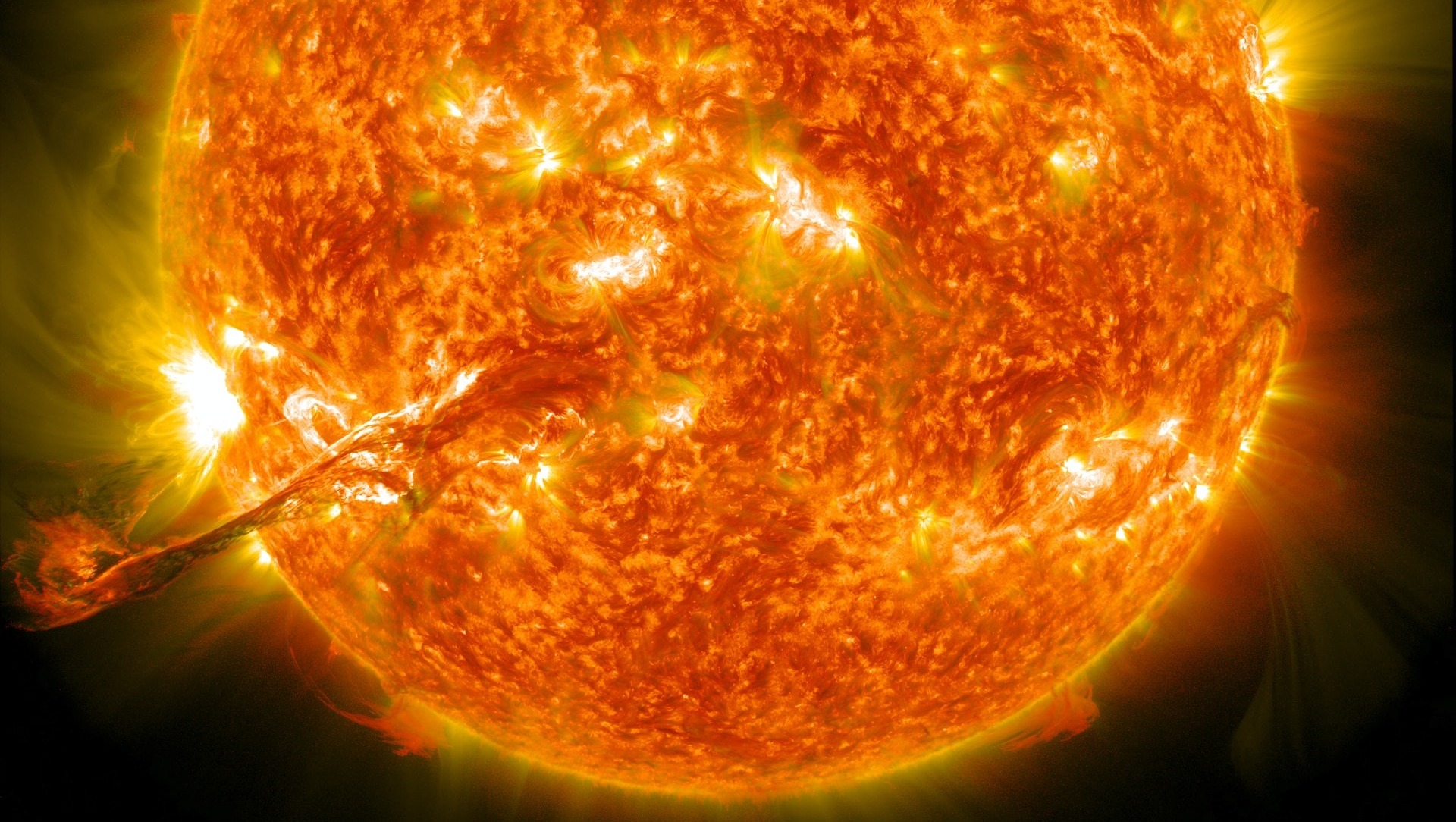 Самый большой объект солнечной. Солнце в космосе. Солнце вблизи. Солнце из космоса. Снимки солнца.