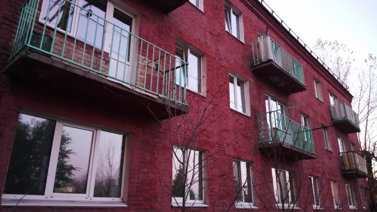 Едва не упавшую с балкона женщину спас полицейский на Ставрополье