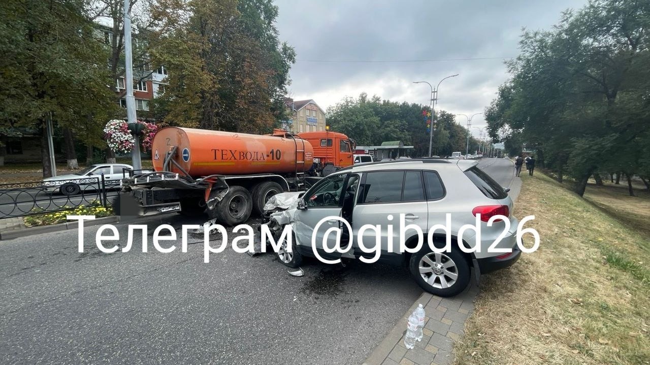 Пенсионер протаранил поливающий газон грузовик на Ставрополье