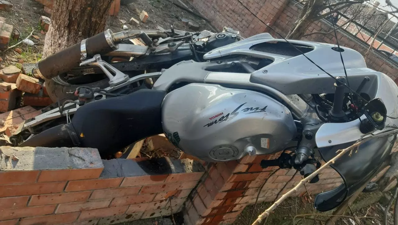 Два человека погибли в столкновении мотоцикла с забором на Ставрополье